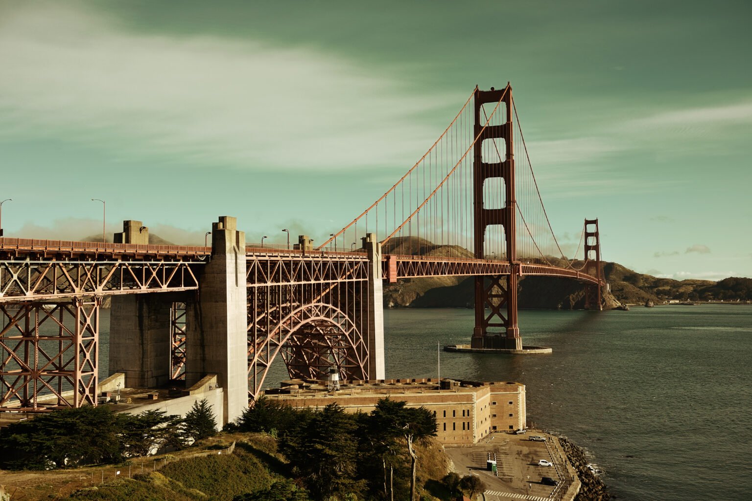 Golden Gate Bridge San Francisco With Flower As Famous Landmark 1536x1025